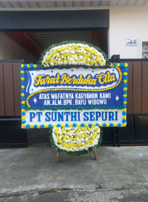 Papan Bunga Duka di Pantai Cermin