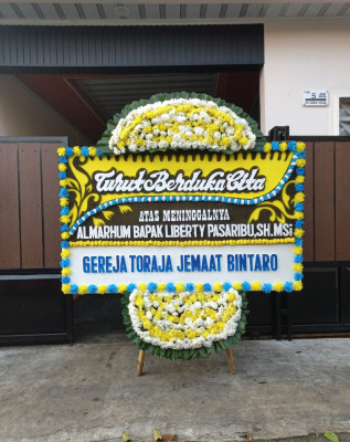 Papan Bunga Duka di Pantai Cermin