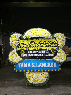 Papan Bunga Duka di Pantai Cermin